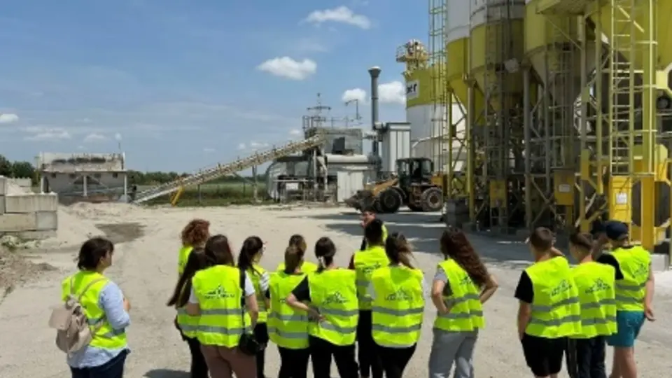Poseta srednjoškolaca fabrici u Apatinu Poseta srednjoškolaca fabrici u Apatinu