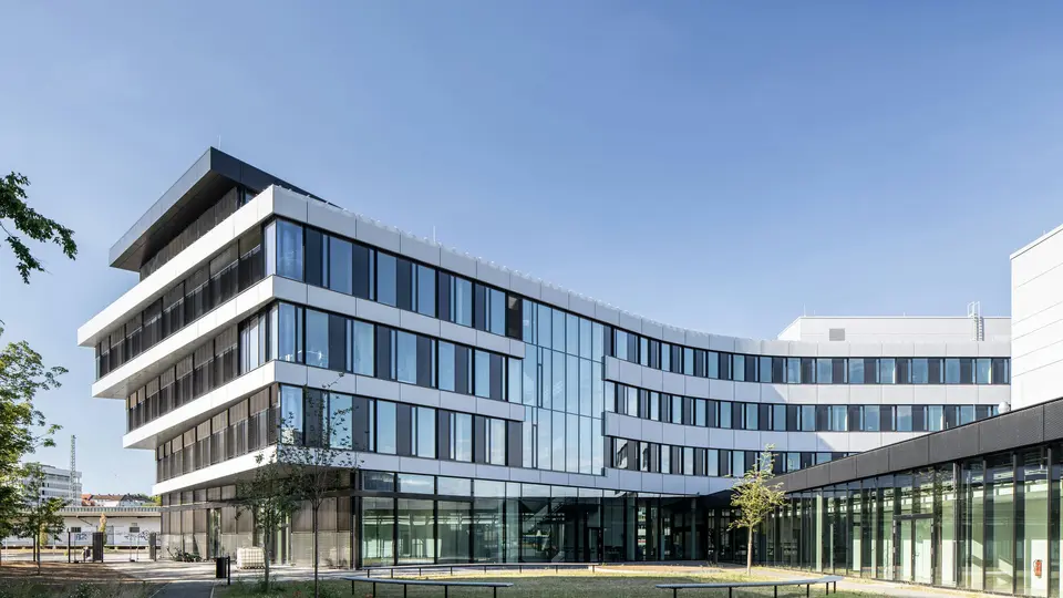 Fraunhofer_IEE_Institut_01.jpg Fraunhofer_IEE_Institut_01.jpg